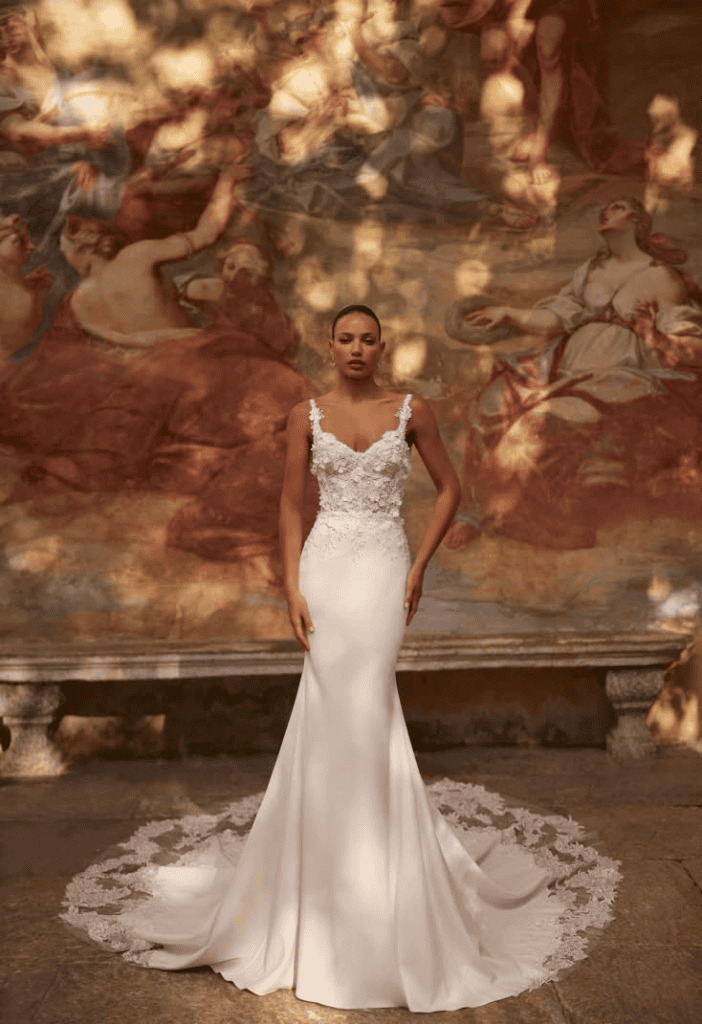 高腰線禮服可以掩蓋嬌小身型的缺陷,並優化整體比例